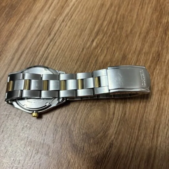 Vintage Seiko Quartz Two-Tone Watch – Japan-Made – Fluted Bezel - Picture 3 of 5